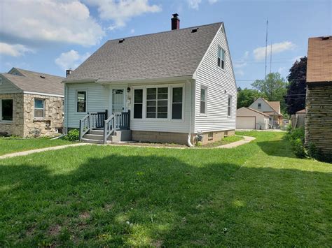Extra large upper floor has open loft area and a large bedroom, with two BR on the main floor. . Milwaukee houses for rent